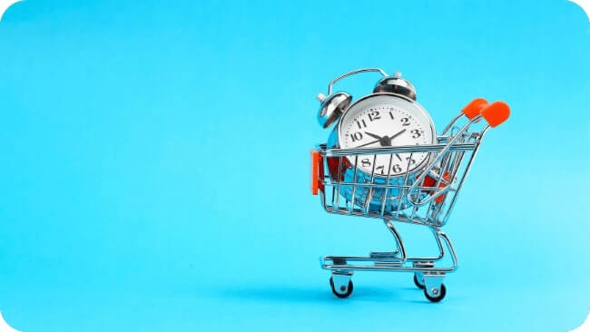 Carrinho de compras de supermercado e relógio dentro sob um fundo azul